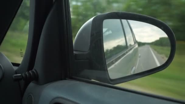 Als de auto rijdt door higway uit de achteruitkijkspiegel bekijken - Video
