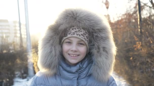 Kislány állt, és mosolyogva a CAM, a téli Park. - Felvétel, videó