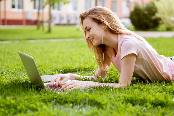 Girl with a laptop  in the Park - Fotoğraf, Görsel