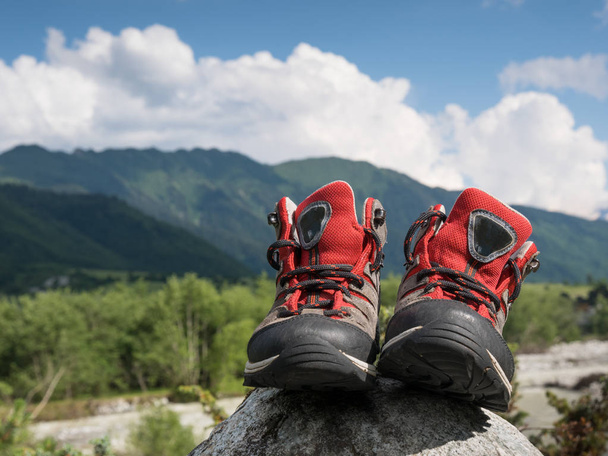 Туристические ботинки и горы
 - Фото, изображение