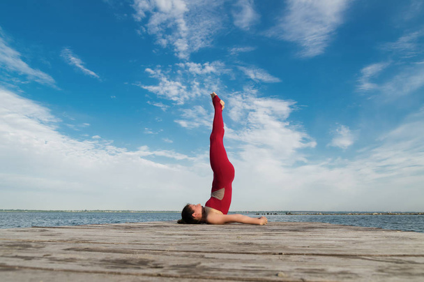 jovem praticando ioga na praia - Foto, Imagem