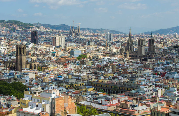 panorama der kathedrale des heiligen kreuzes und der heiligen eulalia während der morgendlichen blauen stunde, barri gotisches viertel in barcelona, katalonien, spanien - Foto, Bild
