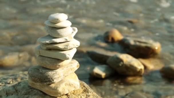Pirámide de piedras, mar, olas. Relájese y descanse
. - Imágenes, Vídeo