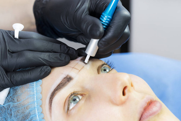 Microblading eyebrows workflow in a beauty salon  - Fotografie, Obrázek