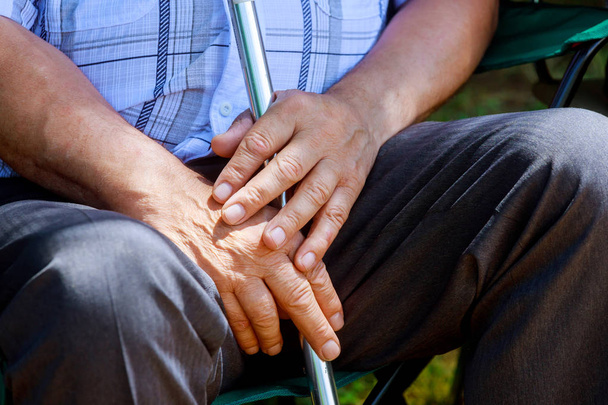 Close-up idosos caucasianos mãos de sénior de meia-idade do sexo masculino
 - Foto, Imagem