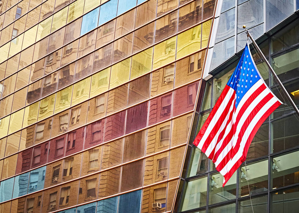 Bandiera americana di fronte a un edificio moderno, New York, USA
. - Foto, immagini