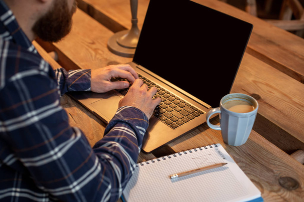 Vágott kép fiatalember beszélgető keresztül net-könyv, munka szünetben a kávézóban, férfi ül elöl nyit laptop számítógép-val üres másol hely képernyő. - Fotó, kép