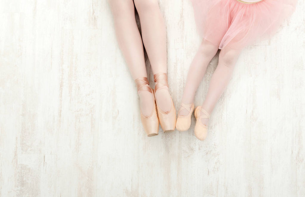 Μπαλαρίνες σε παπούτσια μπαλέτου pointe, χαριτωμένη πόδια - Φωτογραφία, εικόνα