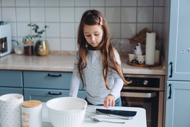 little girl cooks in the kitchen - Foto, immagini