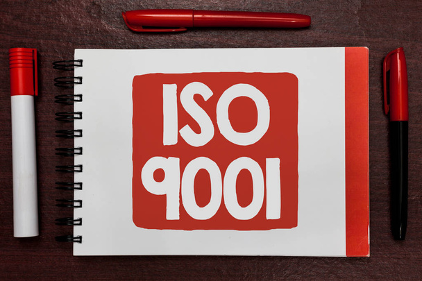 Textový znak znázorňující Iso 9001. Konceptuální fotografie určené napomáhá organizacím zajistit potřebám zákazníků důležité myšlenky zvýrazněné notebook značky dřevěný stůl zprávy připomenutí - Fotografie, Obrázek