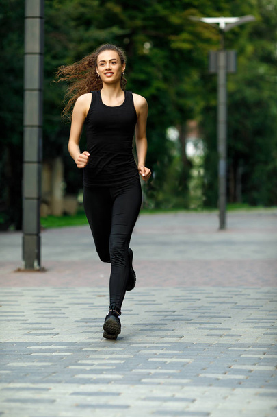 young attractive woman running - Foto, immagini