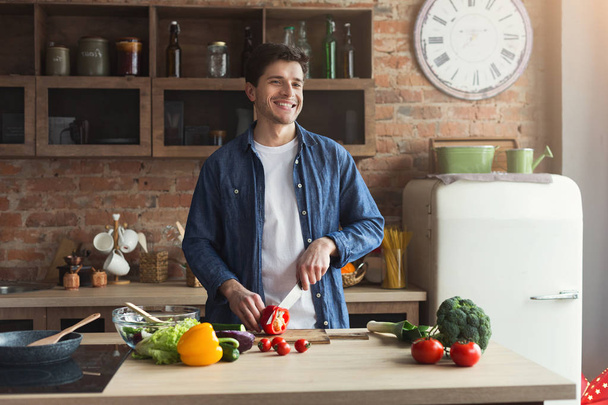 Ο άνθρωπος προετοιμασία νόστιμα και υγιεινά τρόφιμα στην κουζίνα του σπιτιού - Φωτογραφία, εικόνα