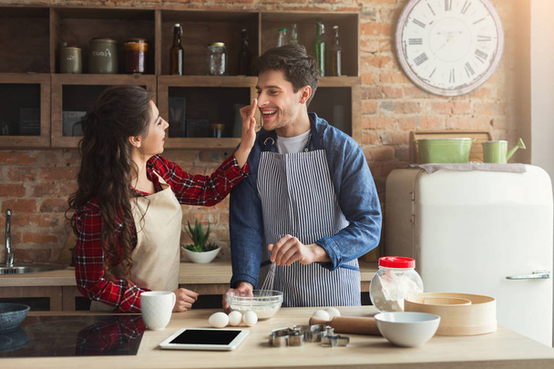 Щаслива молода пара випікає на кухні лофт
 - Фото, зображення