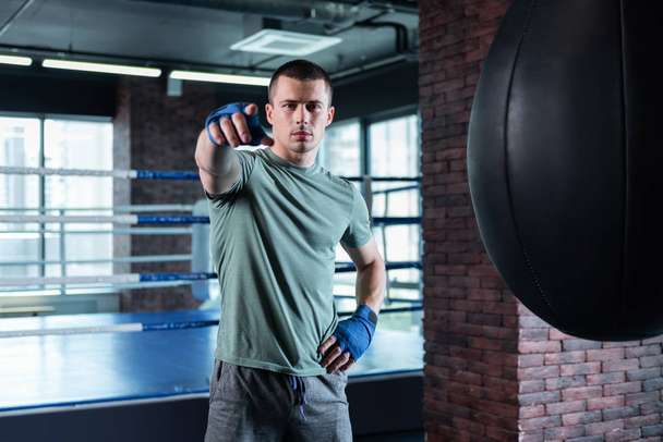 Dark-eyed fighter training hard in gym - Foto, Imagem