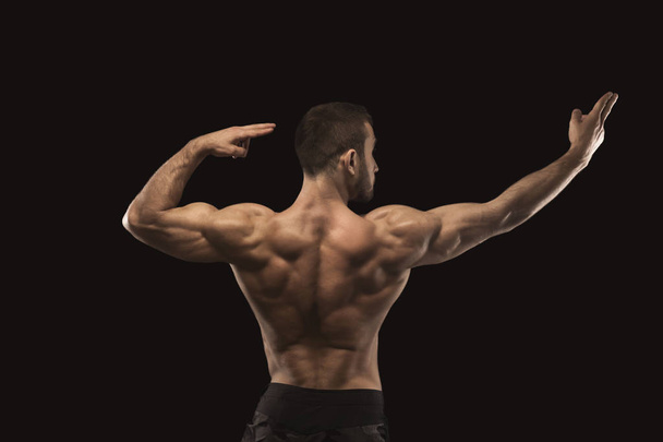 Ισχυρή Αθλητικός άνδρας showes γυμνή μυώδες σώμα - Φωτογραφία, εικόνα
