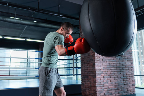 Komea liikemies rakastava urheilu nyrkkeily kuntosalilla
 - Valokuva, kuva