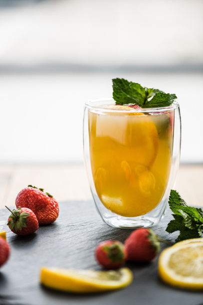 sappige zomer cocktail met aardbeien en munt op leisteen bord - Foto, afbeelding