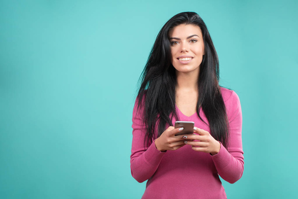 close up photo of brunette model texting message in her smartphone - Fotografie, Obrázek