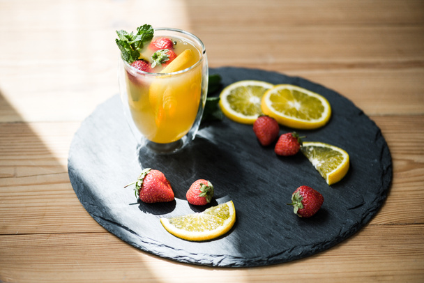 close-up view of delicious refreshing summer cocktail in glass on slate board - Foto, imagen