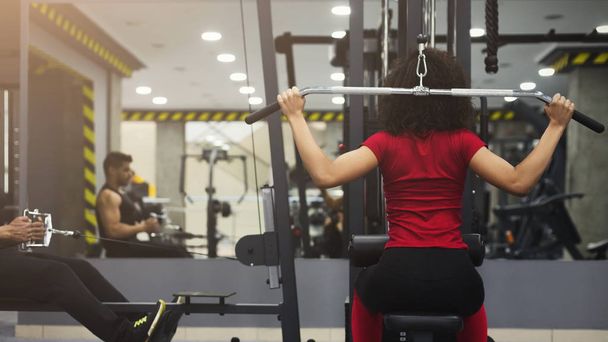 mujer deportiva haciendo ejercicio en el aparato de entrenamiento
 - Foto, imagen