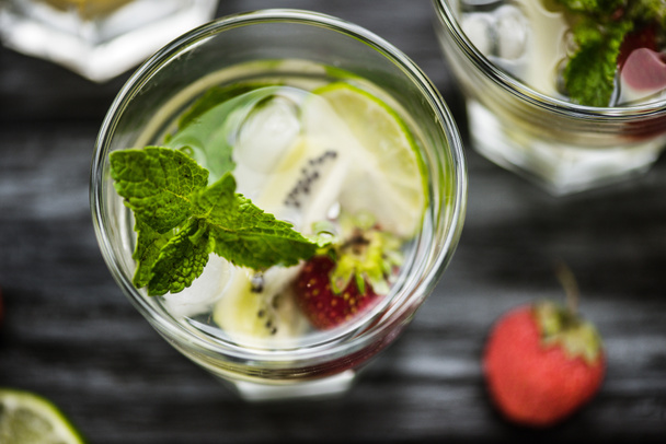pohled shora čerstvá jahoda kiwi Mojito koktejl do skla - Fotografie, Obrázek