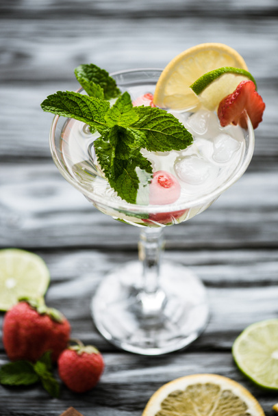 vue rapprochée du cocktail mojito fraise fraîche en verre sur table en bois
  - Photo, image
