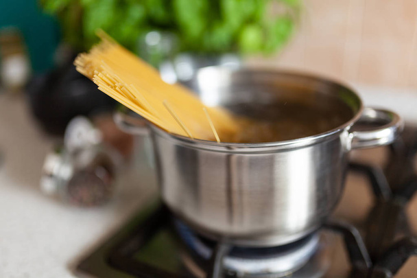 Spaghetti in een pot koken - Foto, afbeelding