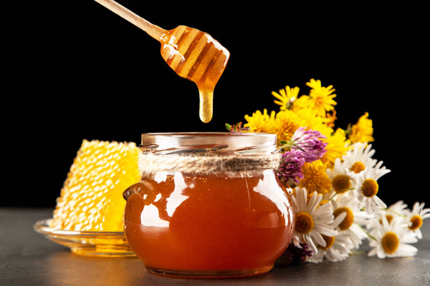 Barattolo di miele e paletta - Foto, immagini