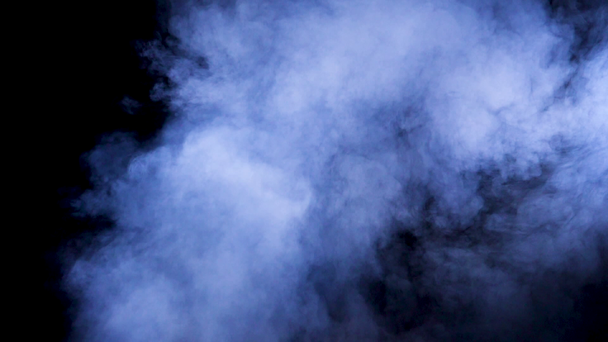 Blauer Rauch steigt in Zeitlupe aus Balg auf - Filmmaterial, Video