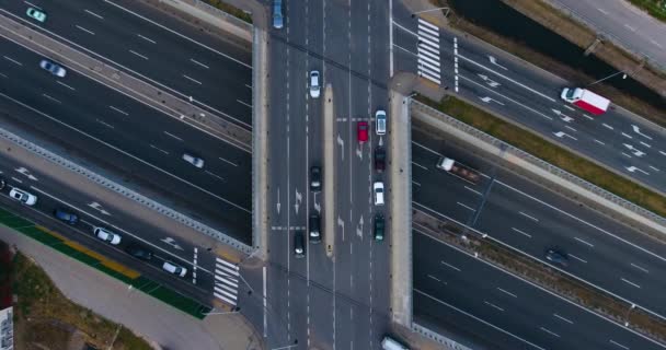Top-Down-Aufnahme einer Autobahnkreuzung. Luftbild - Filmmaterial, Video