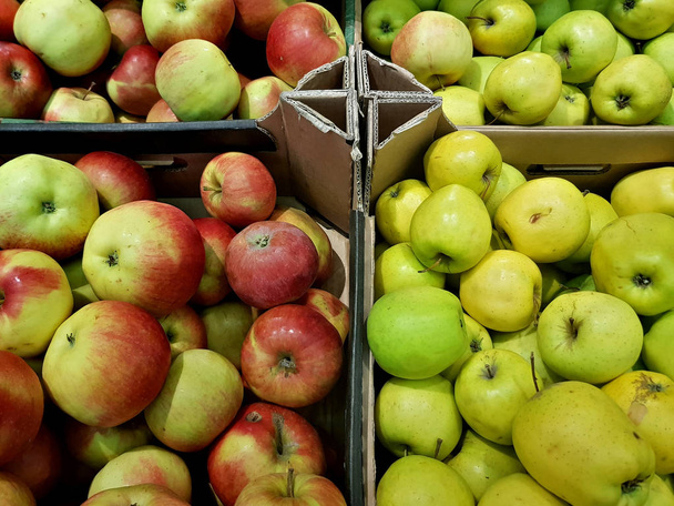 Manzanas verdes frescas se encuentran en el escaparate
 - Foto, Imagen