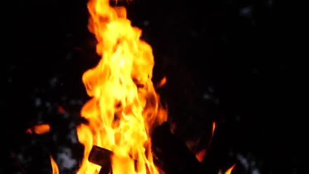 tűz burns night háttér sötét ég, füstöt és szikrákat tűz emelkedik a csúcsra, közelkép, Lassított lejátszás - Felvétel, videó