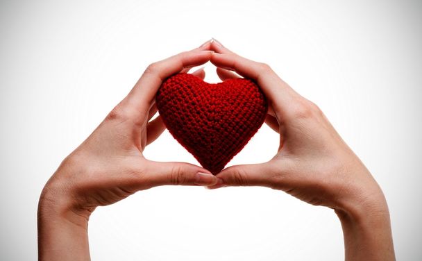 Držet rudé srdce v rukou - Fotografie, Obrázek