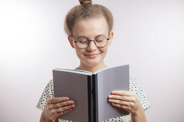 smiling woman reading a novel - Foto, Bild
