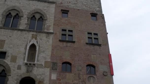 Το Palazzo Pretorio της Τοσκάνης πόλη του Πράτο, Ιταλία ήταν Δημαρχείο βρίσκεται κέντρο της παλιάς πόλης, στέκεται μπροστά από το σημερινό Palazzo Comunale. Στεγάζει τώρα Civic Μουσείο του Prato. - Πλάνα, βίντεο