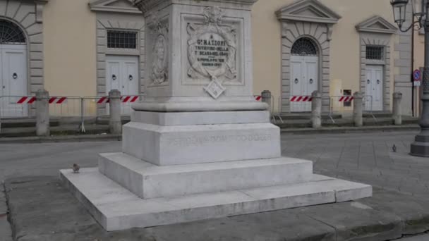 Giuseppe Mazzonin muistomerkki Piazza del Duomossa, Pratossa, Toscanassa, Keski-Italiassa. Giuseppe Mazzoni oli italialainen poliitikko, federalisti, Triumvir Toscanan
. - Materiaali, video