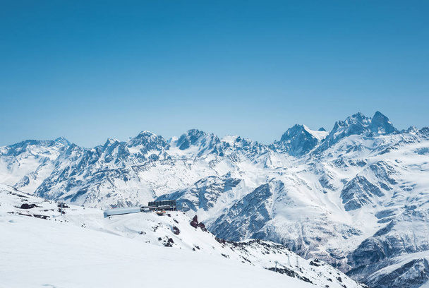 Téli hó borította hegycsúcsok Kaukázusban. Remek hely a téli sportokhoz. - Fotó, kép