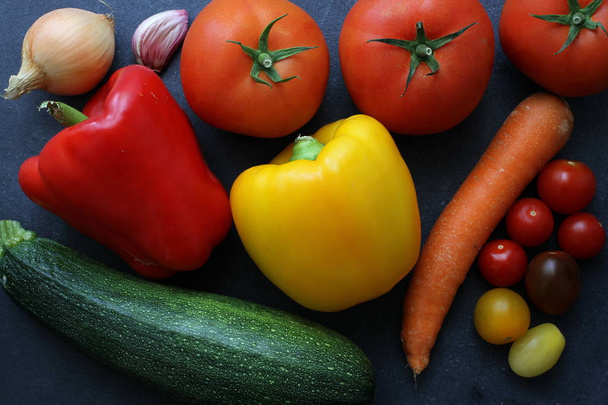 Variété de légumes dans le panier du marché sur panneau noir, vue de dessus
 - Photo, image