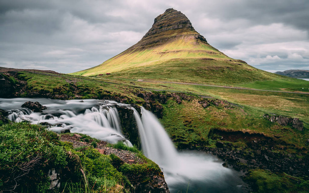 sole coperto kirkjufellsfoss cascata con kirkjufell montagna in Islanda. pittoresca lunga esposizione della famosa ghiandaia
 - Foto, immagini