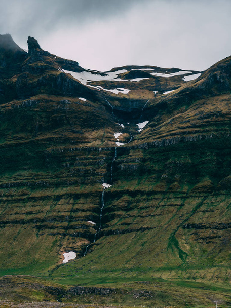 piękne krajobrazy islandzki lodowiec i użytki zielone, pokryte chmurami lodowiec - Zdjęcie, obraz