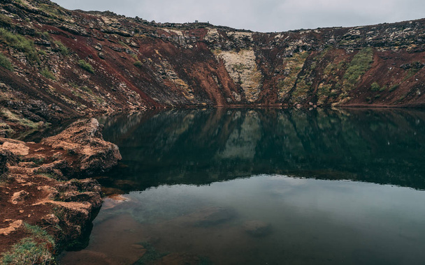 crater lake in iceland with reflection in the water kreio crater - Foto, afbeelding