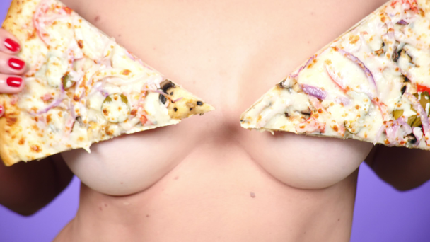 zbliżenie, pizza i kobieta piersi. 4k, zwolnionym tempie. Porno Pizza. Pizza kochanka. sexy kobieta i Fast Food. Mody minimal artu - Materiał filmowy, wideo