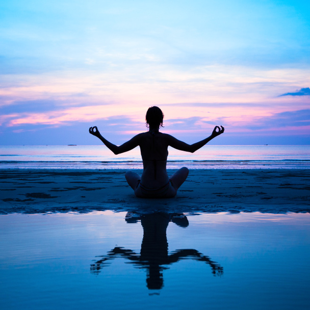 siluet sudaki yansıması ile deniz günbatımı üzerinde bir kadın Yoga - Fotoğraf, Görsel