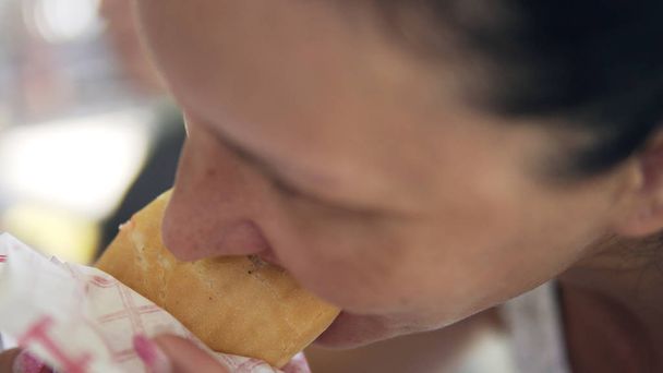 Їдять курячі Wraped Донер Diner сендвіч  - Фото, зображення
