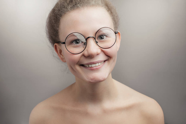 pleasant woman wearing round glasses - Foto, imagen