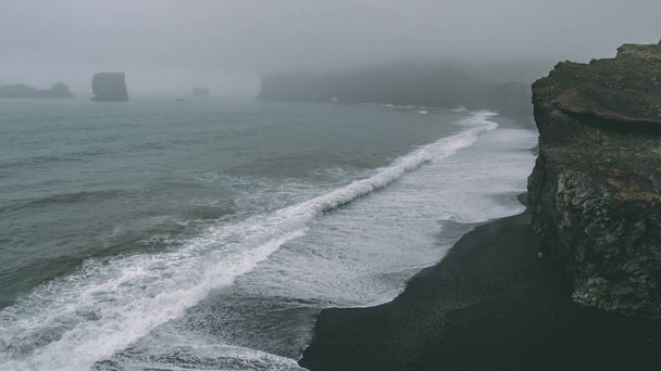 黒い砂のビーチと大きい波が付いている海岸。霧海岸線海岸線 - 写真・画像