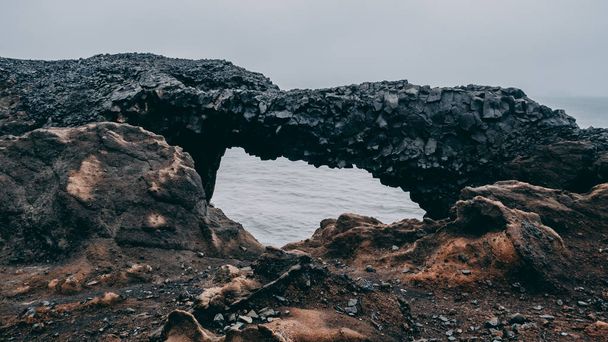 Black Basalt Rock silta Islannissa. kuusikulmio kivi silta Vikissä, musta kivi
 - Valokuva, kuva