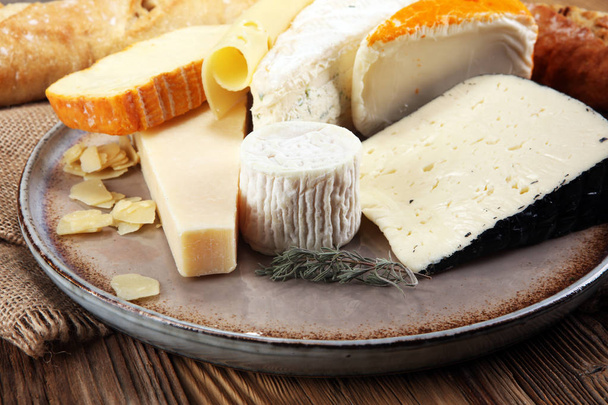 Prato de queijo com queijo diferente em prato rústico
. - Foto, Imagem