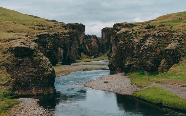 Kanion fjadrargljufur w Islandii z błękitną wodą i pochmurne niebo - Zdjęcie, obraz