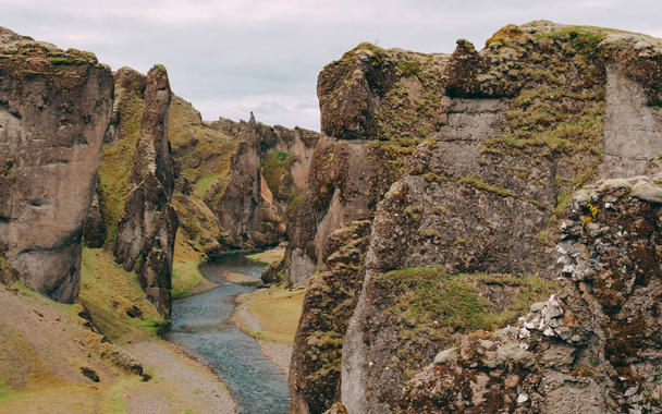 青い海と曇り空とアイスランドの fjadrargljufur 峡谷。本当に美しい峡谷は人々 - 写真・画像